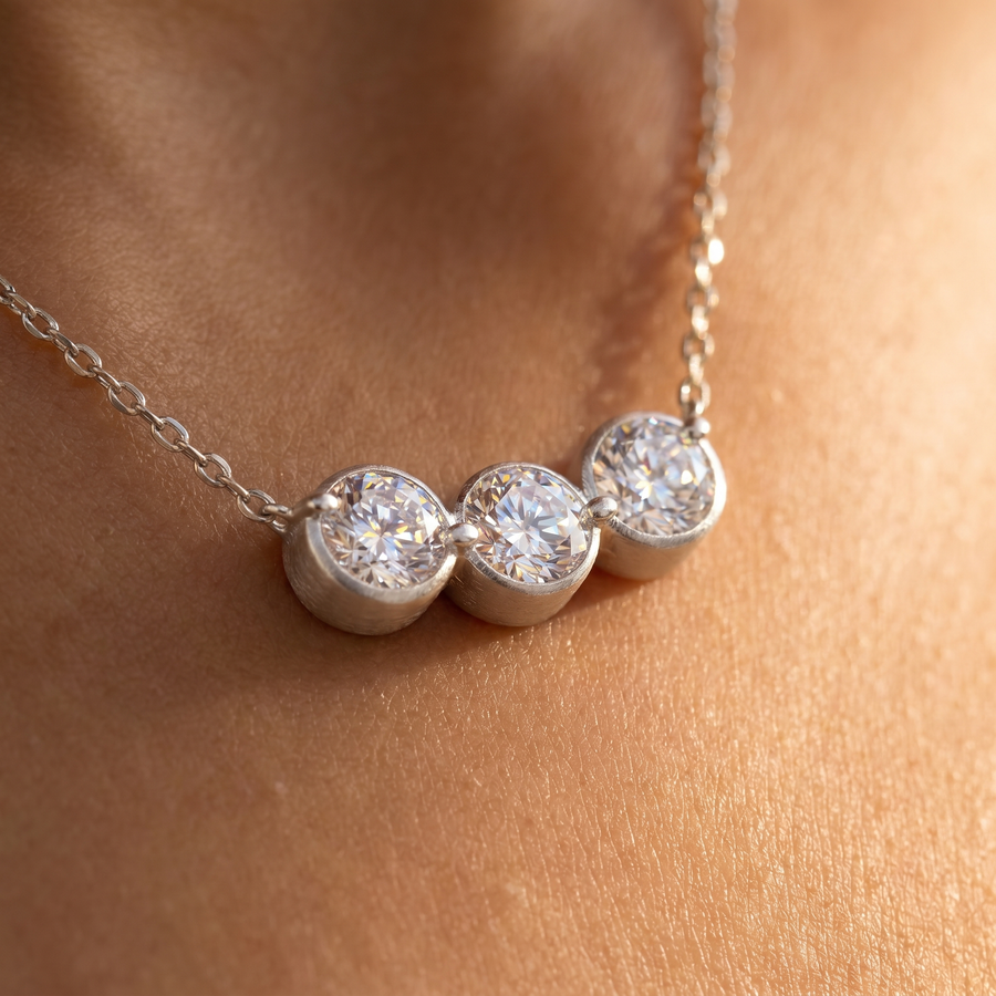 Sterling Zilveren Drie-Steens Zirkonia Ketting – Verstelbaar