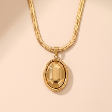 Macro detail of the gold chunky oval links on beige