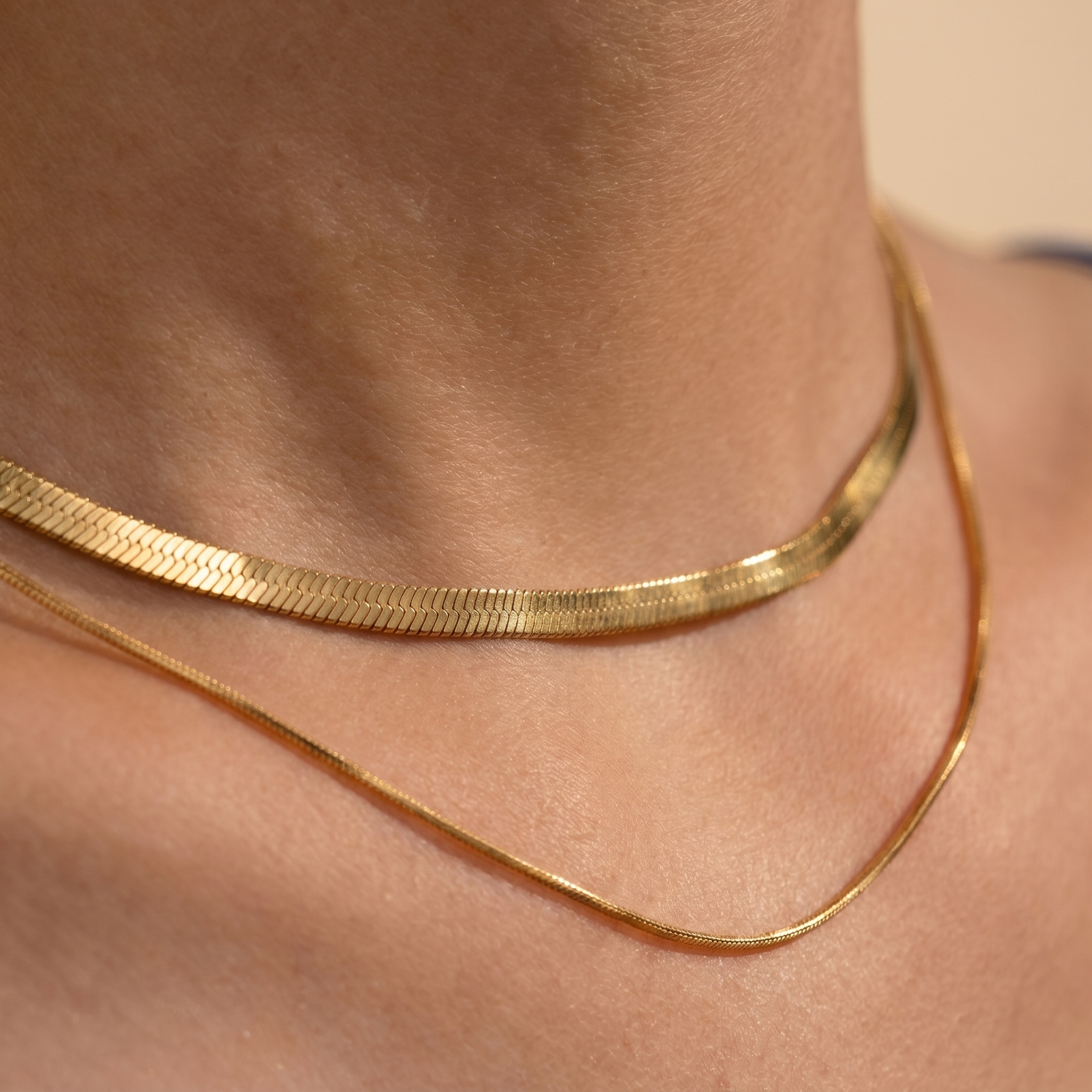 Close-up of the flat snake chain on the neck