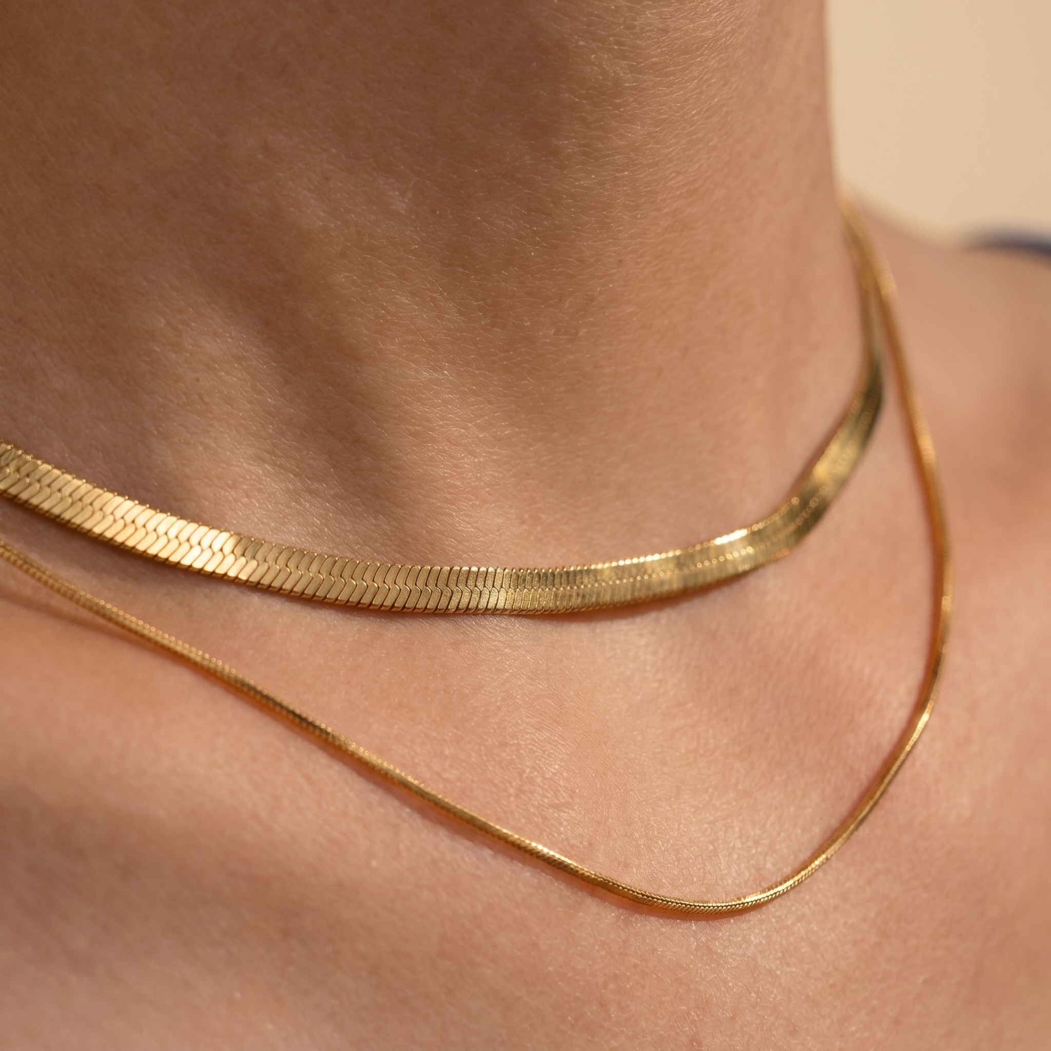 Close-up of the flat snake chain on the neck